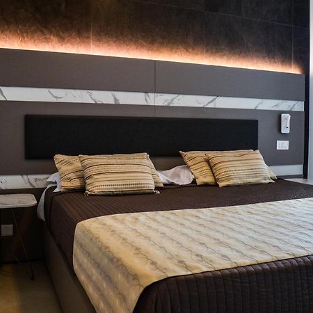 เมดิแตร์ราเนีย โฮเทล แอนด์ คอนเวนชั่น เซ็นเตอร์ Hotel ซาแลร์โน ภายนอก รูปภาพ