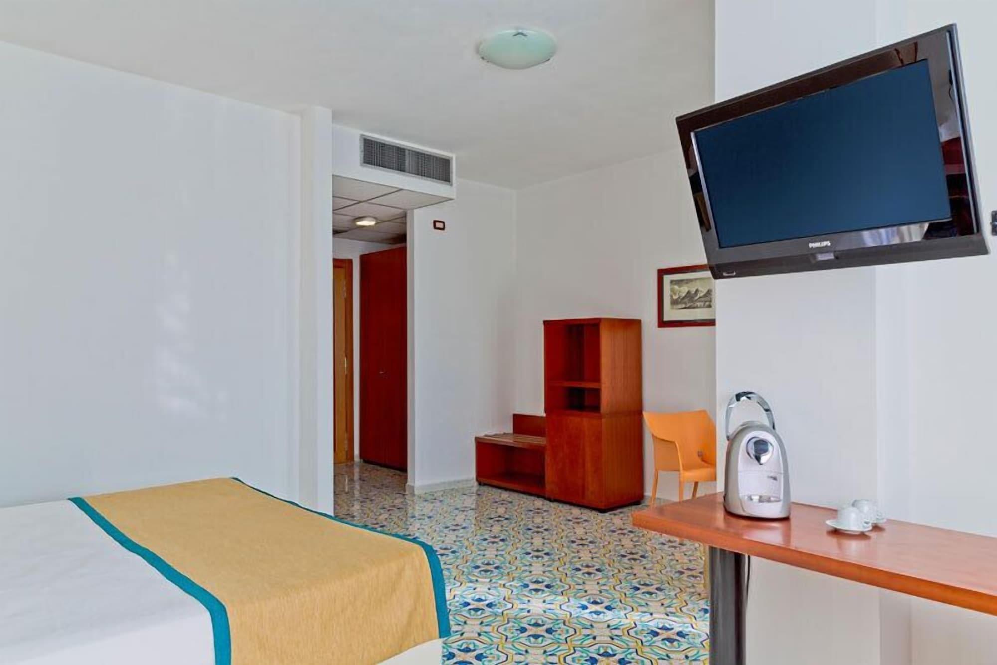 เมดิแตร์ราเนีย โฮเทล แอนด์ คอนเวนชั่น เซ็นเตอร์ Hotel ซาแลร์โน ภายนอก รูปภาพ
