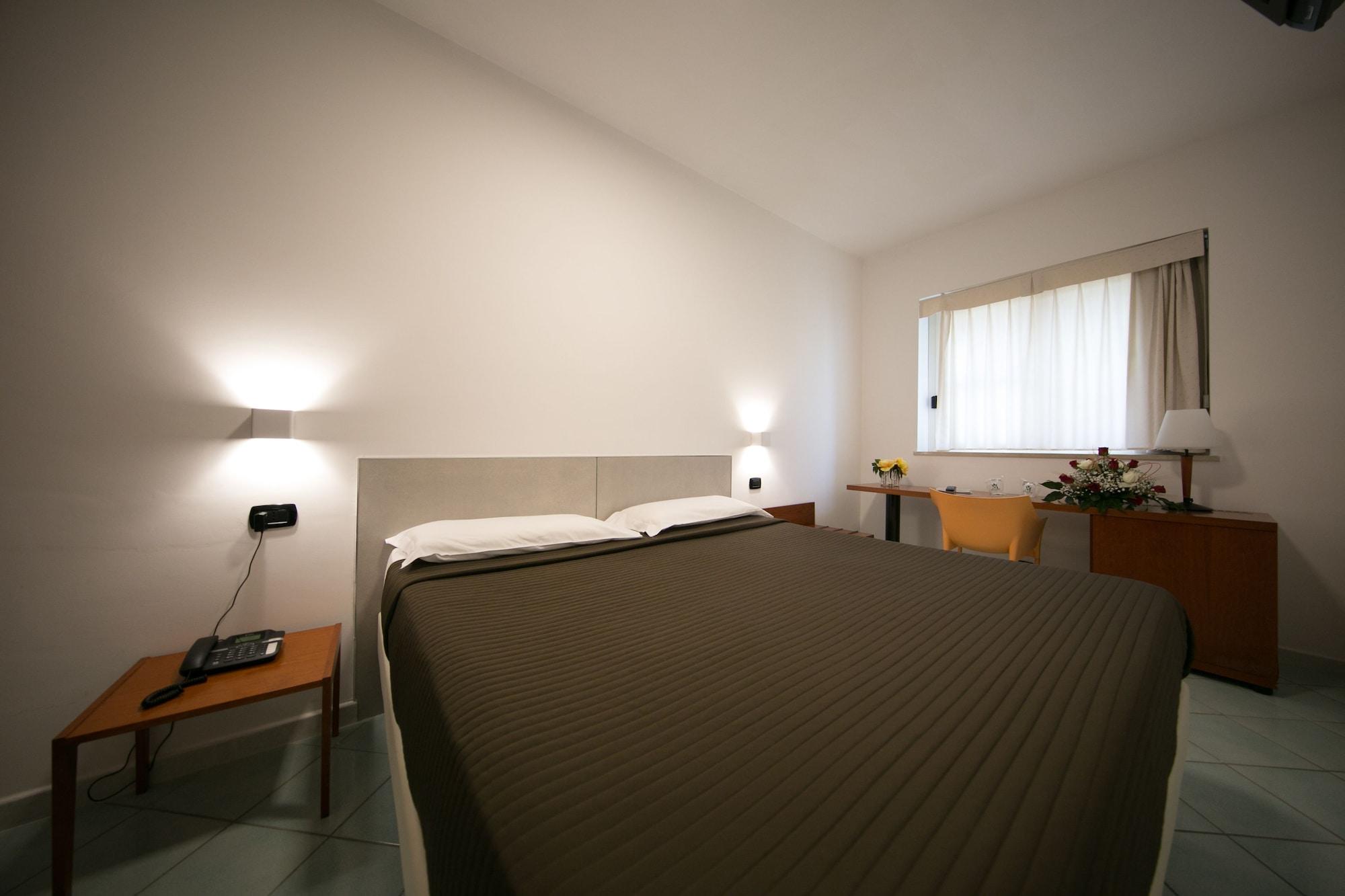 เมดิแตร์ราเนีย โฮเทล แอนด์ คอนเวนชั่น เซ็นเตอร์ Hotel ซาแลร์โน ภายนอก รูปภาพ