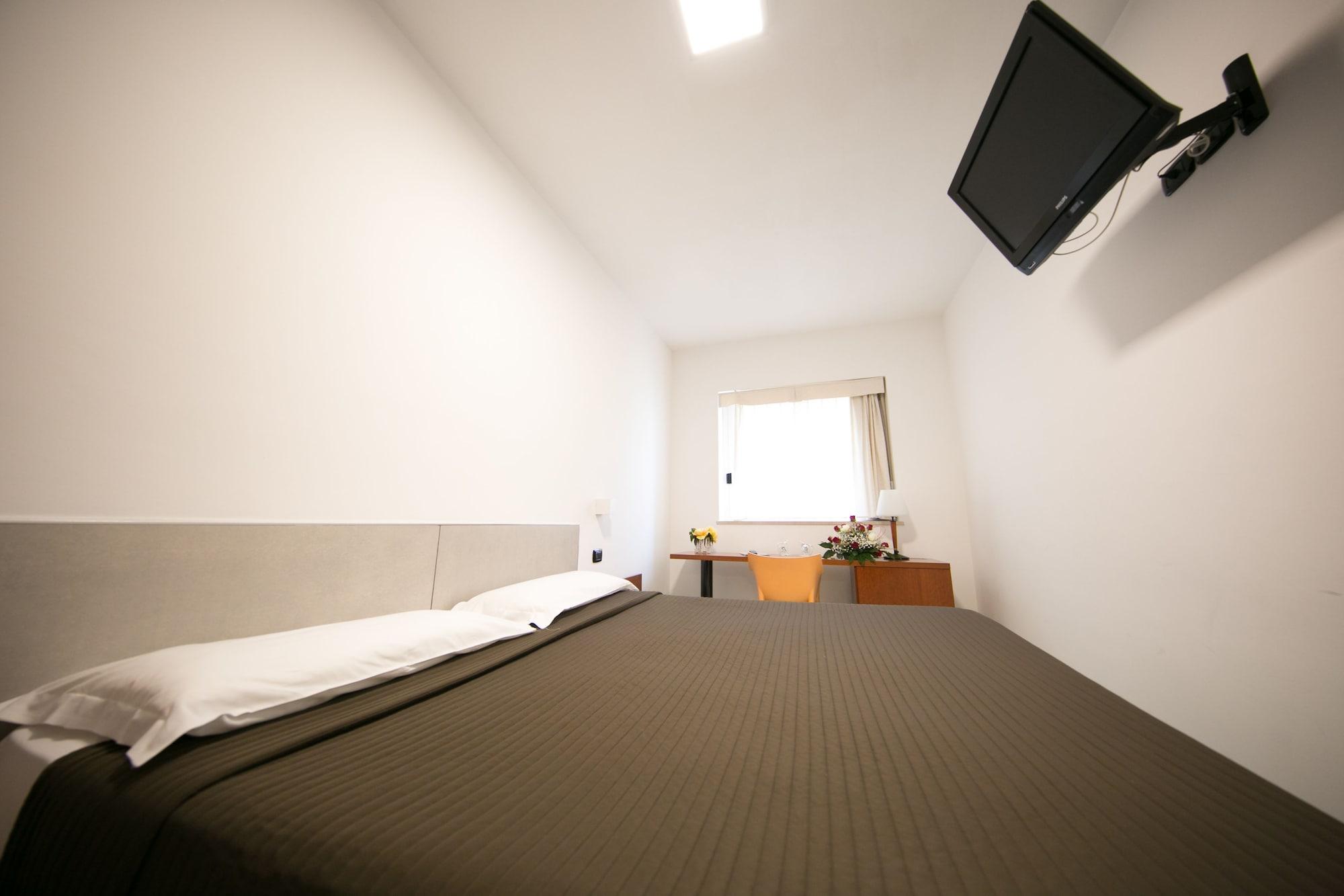 เมดิแตร์ราเนีย โฮเทล แอนด์ คอนเวนชั่น เซ็นเตอร์ Hotel ซาแลร์โน ภายนอก รูปภาพ