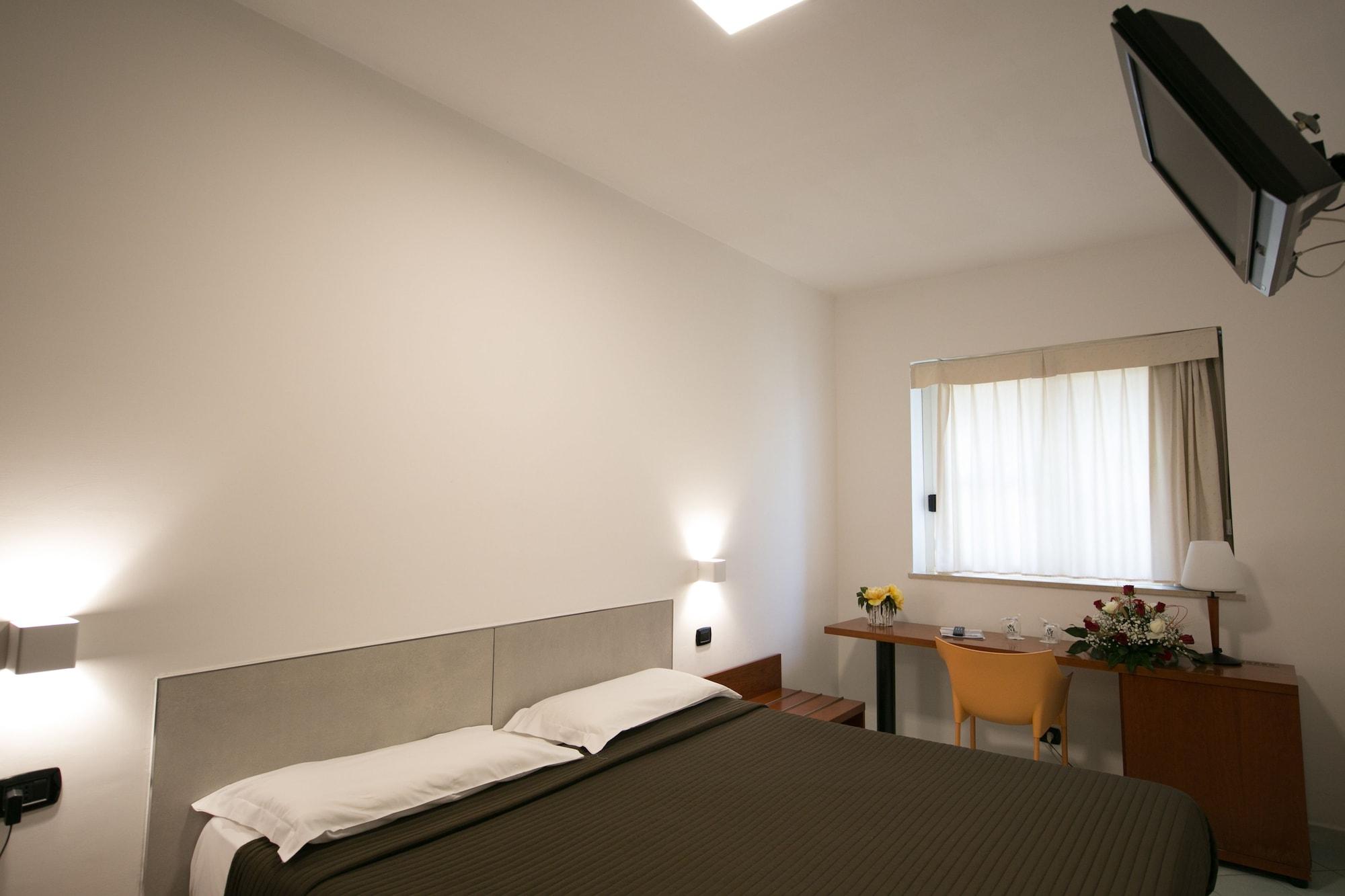 เมดิแตร์ราเนีย โฮเทล แอนด์ คอนเวนชั่น เซ็นเตอร์ Hotel ซาแลร์โน ภายนอก รูปภาพ