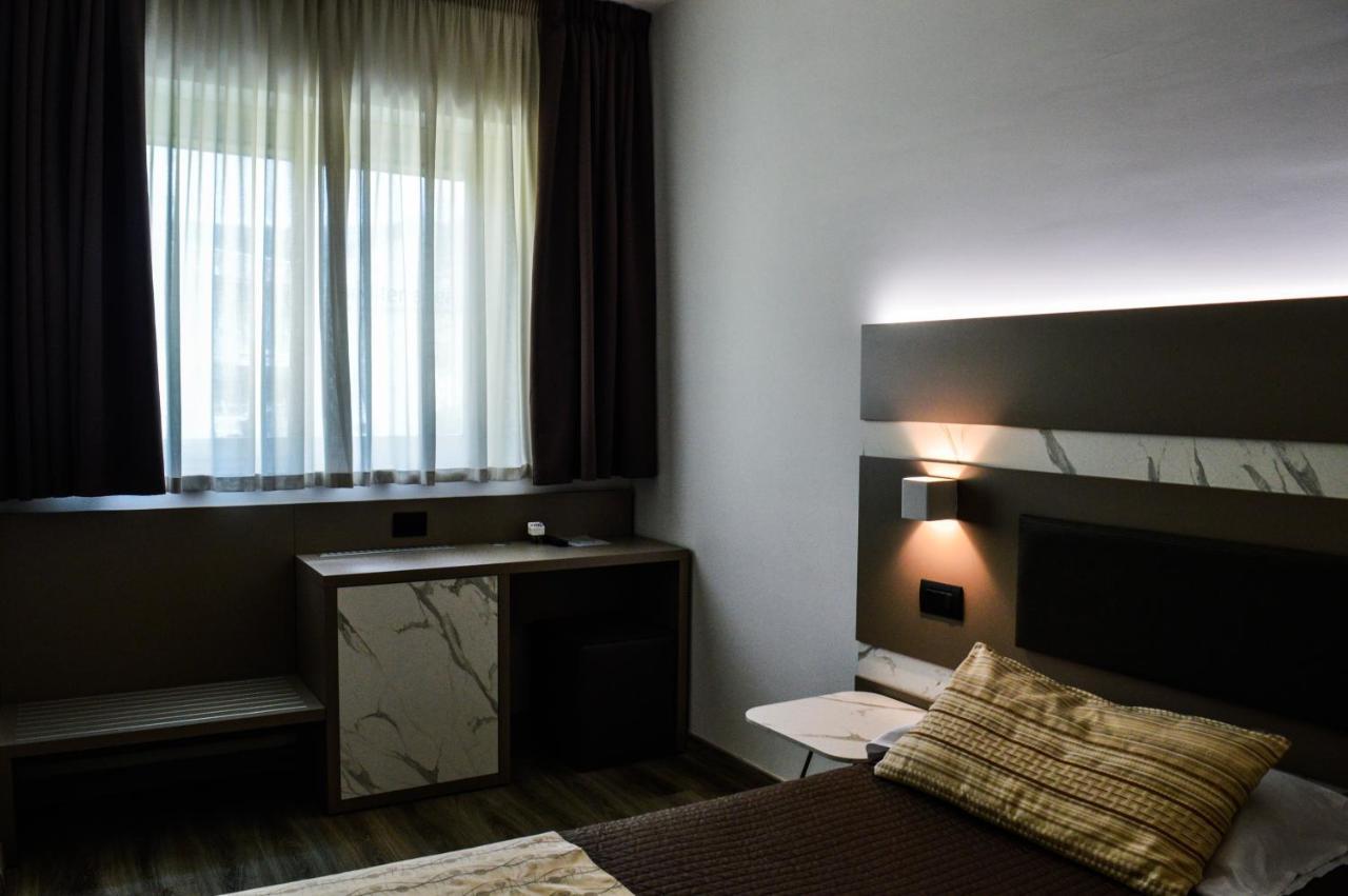 เมดิแตร์ราเนีย โฮเทล แอนด์ คอนเวนชั่น เซ็นเตอร์ Hotel ซาแลร์โน ภายนอก รูปภาพ