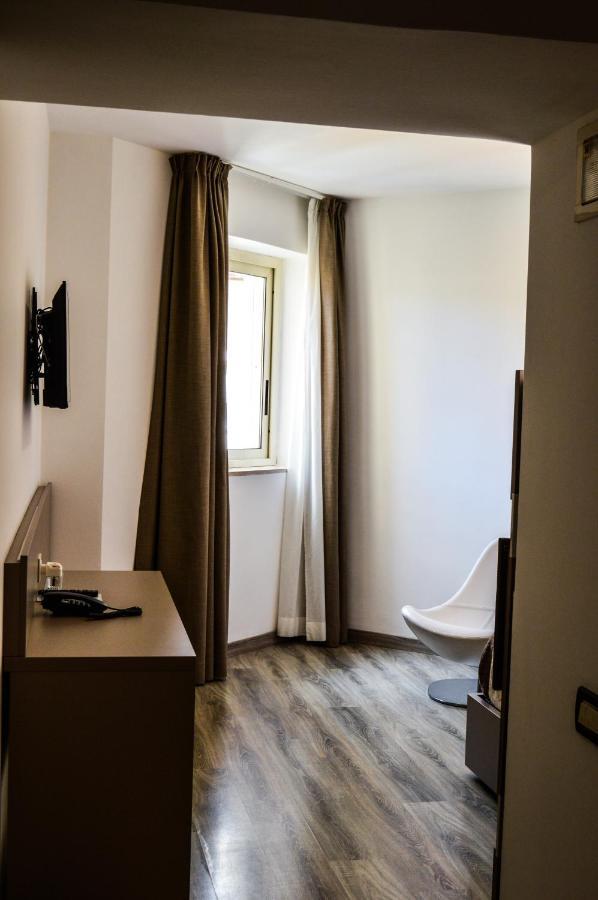 เมดิแตร์ราเนีย โฮเทล แอนด์ คอนเวนชั่น เซ็นเตอร์ Hotel ซาแลร์โน ภายนอก รูปภาพ