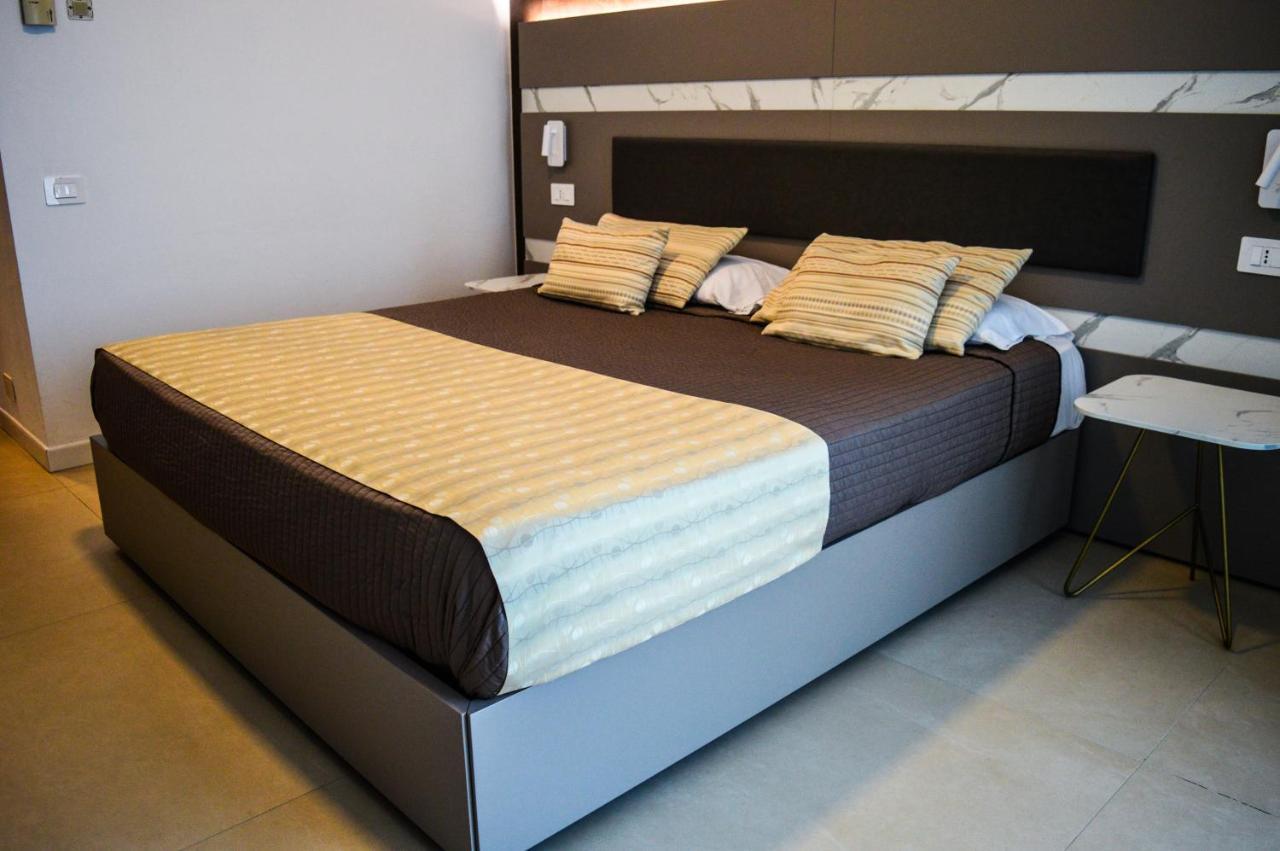 เมดิแตร์ราเนีย โฮเทล แอนด์ คอนเวนชั่น เซ็นเตอร์ Hotel ซาแลร์โน ภายนอก รูปภาพ