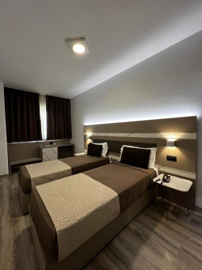 เมดิแตร์ราเนีย โฮเทล แอนด์ คอนเวนชั่น เซ็นเตอร์ Hotel ซาแลร์โน ภายนอก รูปภาพ