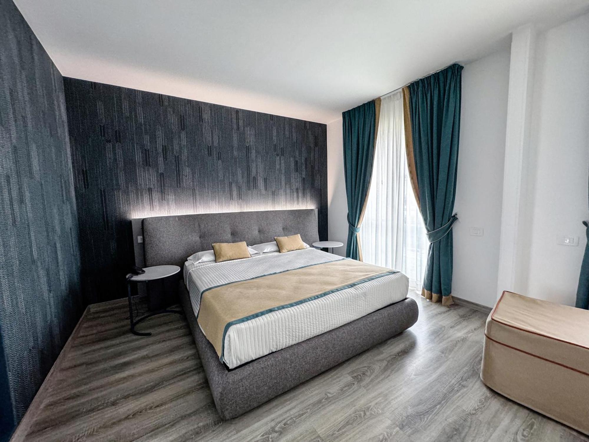 เมดิแตร์ราเนีย โฮเทล แอนด์ คอนเวนชั่น เซ็นเตอร์ Hotel ซาแลร์โน ภายนอก รูปภาพ