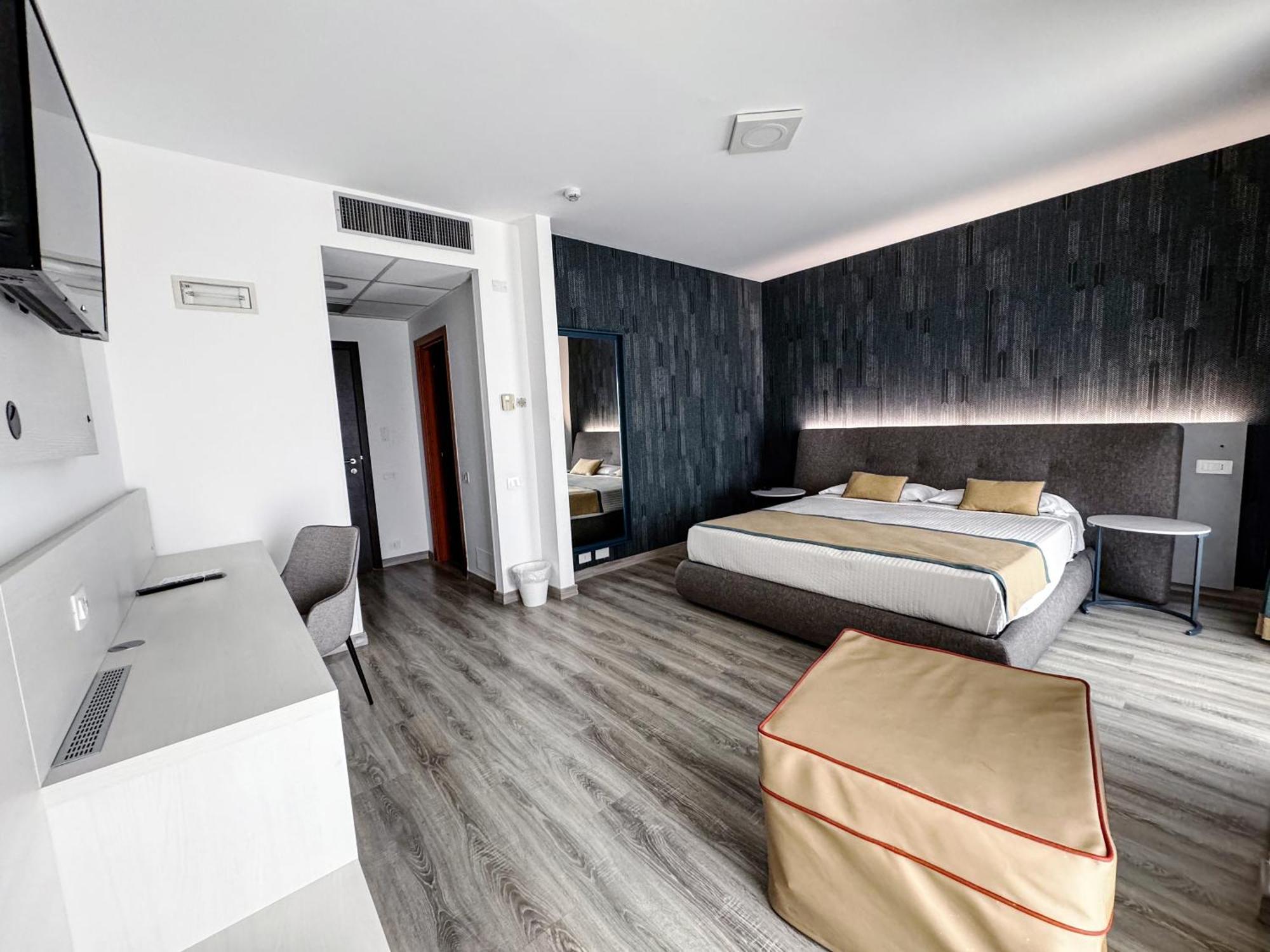 เมดิแตร์ราเนีย โฮเทล แอนด์ คอนเวนชั่น เซ็นเตอร์ Hotel ซาแลร์โน ภายนอก รูปภาพ
