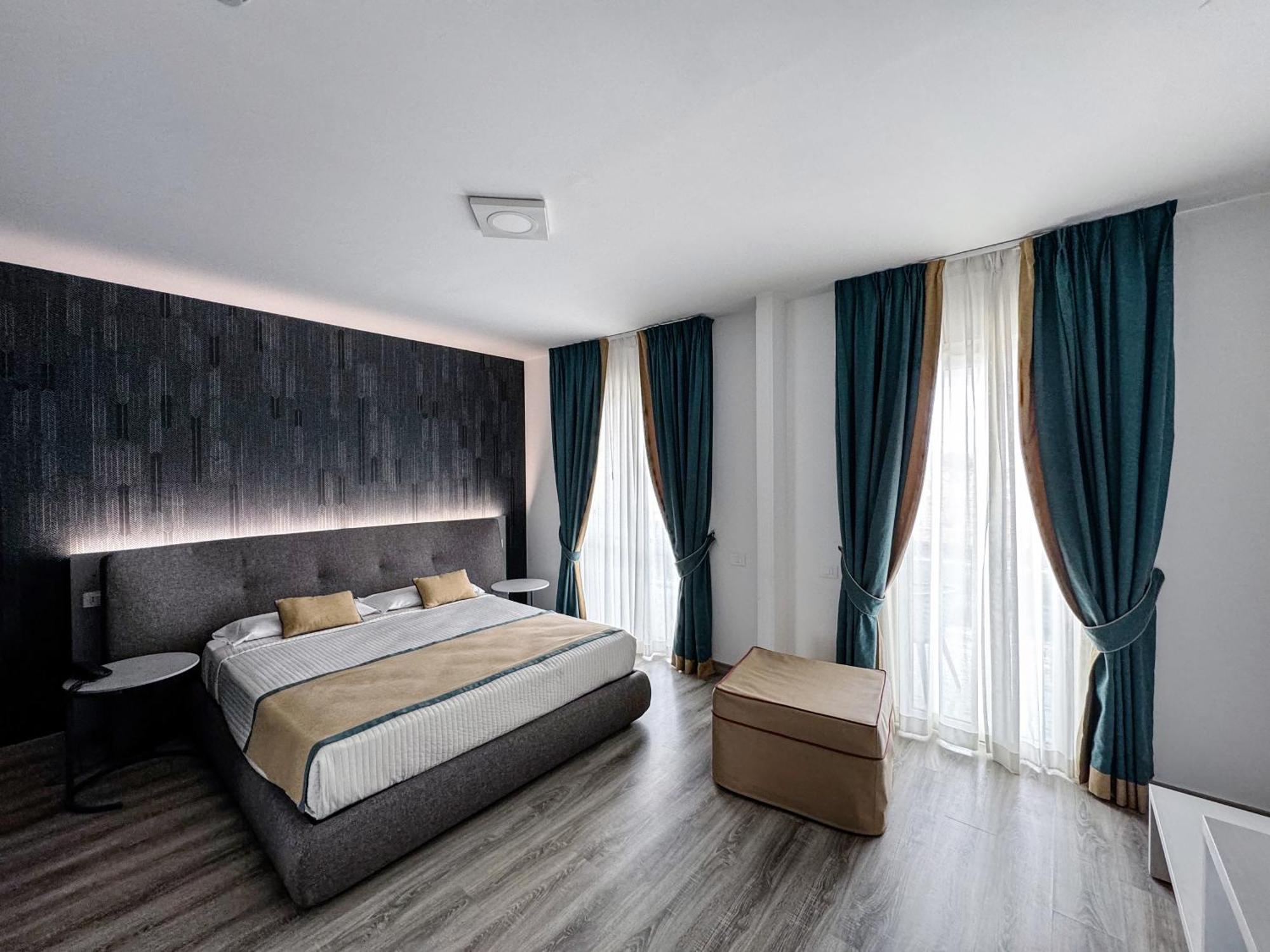 เมดิแตร์ราเนีย โฮเทล แอนด์ คอนเวนชั่น เซ็นเตอร์ Hotel ซาแลร์โน ภายนอก รูปภาพ