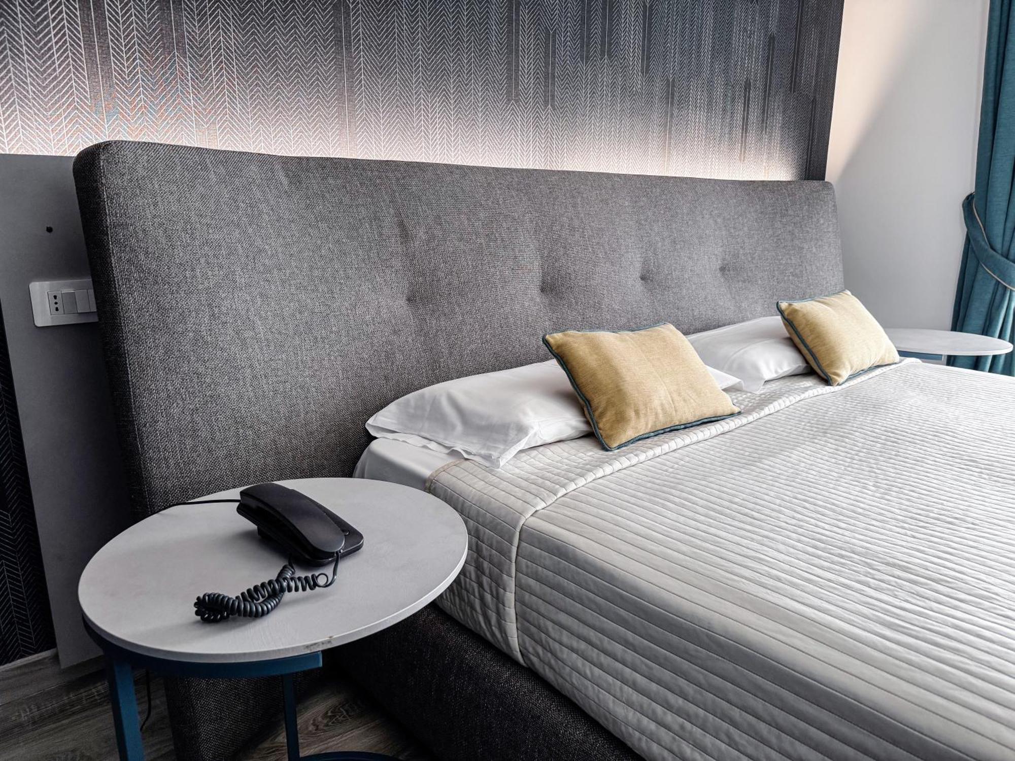 เมดิแตร์ราเนีย โฮเทล แอนด์ คอนเวนชั่น เซ็นเตอร์ Hotel ซาแลร์โน ภายนอก รูปภาพ