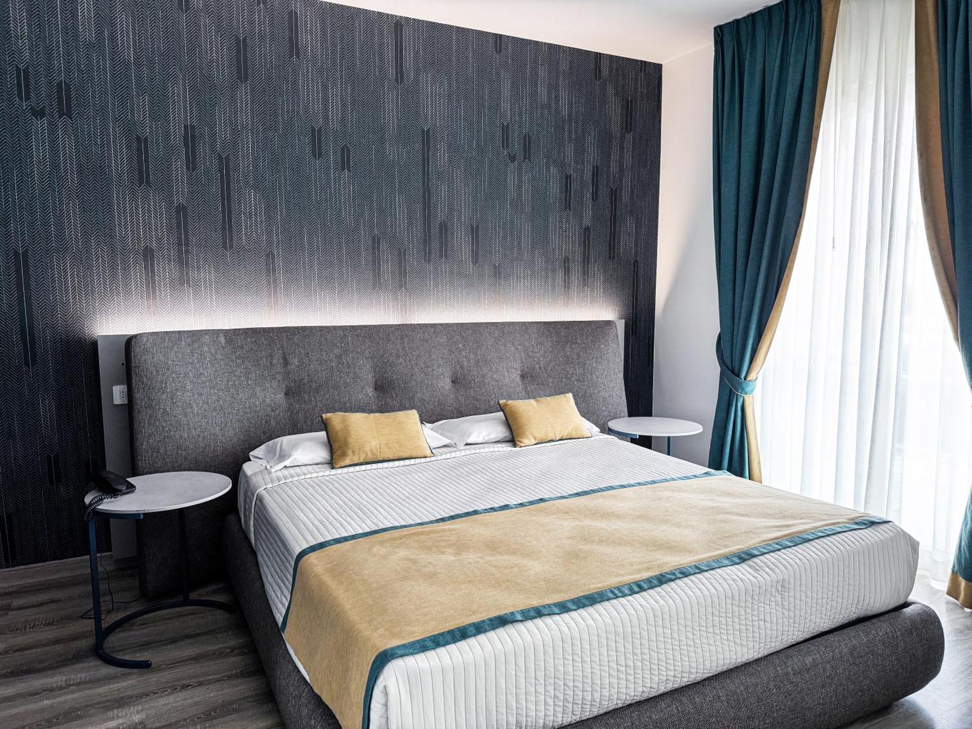 เมดิแตร์ราเนีย โฮเทล แอนด์ คอนเวนชั่น เซ็นเตอร์ Hotel ซาแลร์โน ภายนอก รูปภาพ