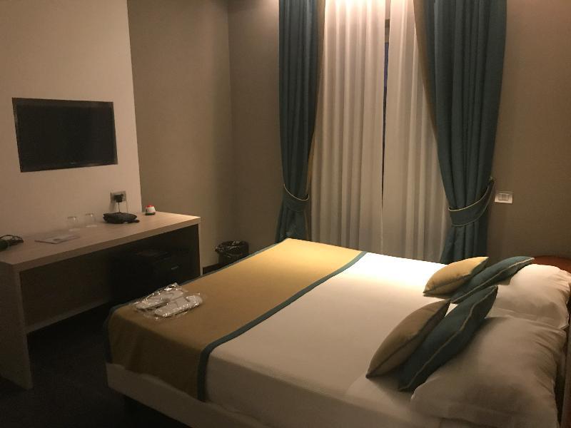 เมดิแตร์ราเนีย โฮเทล แอนด์ คอนเวนชั่น เซ็นเตอร์ Hotel ซาแลร์โน ภายนอก รูปภาพ